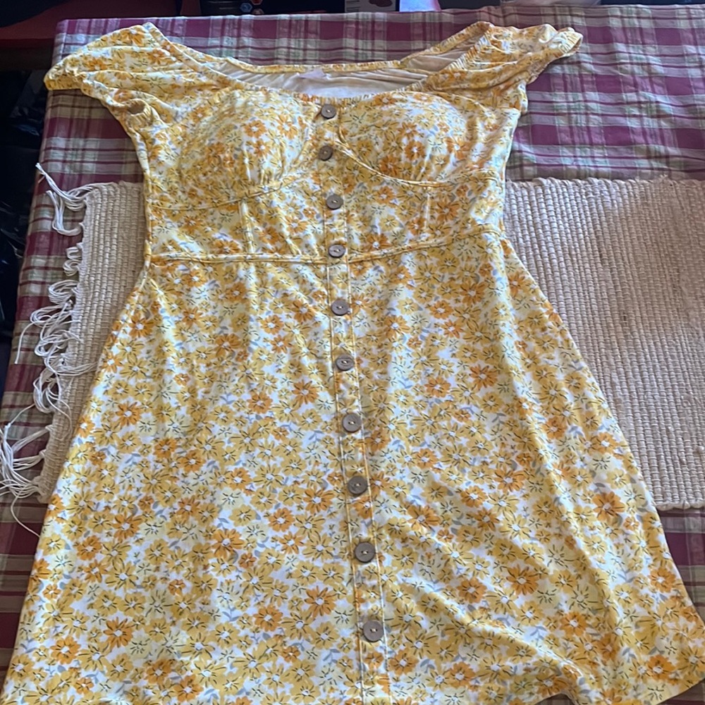 This is a pretty yellow flower dress,it’s short off the shoulders